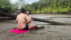 De meid met de grote kont neukt met haar vriendje op het openbare strand Thumb