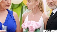 Verleidelijke huwelijksfotograaf neukt anaal met de vader van de bruid Thumb