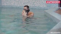 Athina Love, de Hongaarse milf heeft een goede tijd met haar zweminstruct Thumb