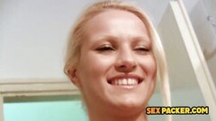 De sexy vrouw neukt heerlijk in het moteltoilet Thumb
