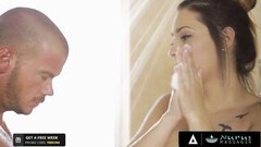 De sexy masseuse heeft seks met haar cliënt Thumb