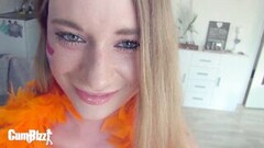 De sexy Nederlandse vriendin zuigt de grote zwarte lul Thumb