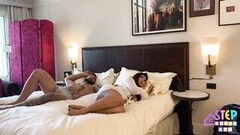 Mollige Aziatische moeder en geile stiefzoon hebben seks in het hotel Thumb