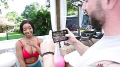 De sexy zwarte vrouw en de grote personal trainer Thumb